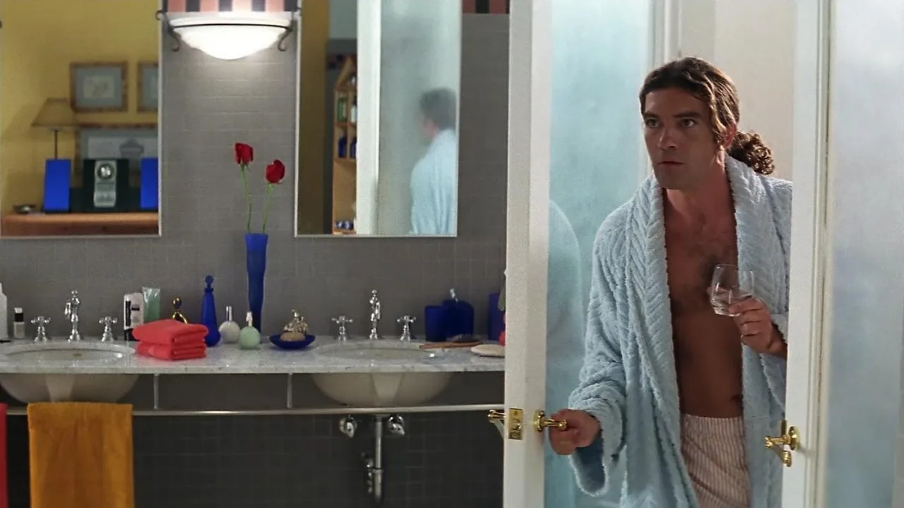 Escena de Two Much